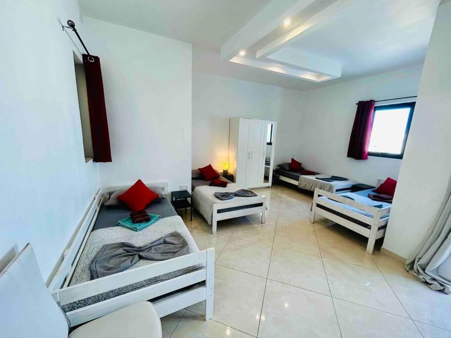 Duplex Whiskey Home 200M Away From The Sea And The Square St. Paul's Bay Ngoại thất bức ảnh